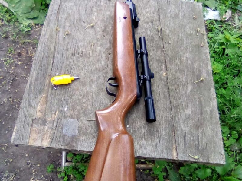 Вінтовка пневматична з прицілом оптичним