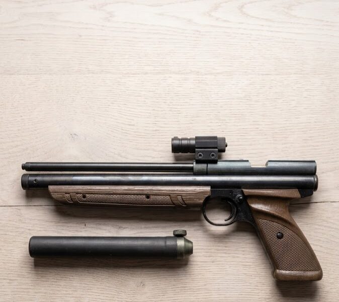 Пневматичний пістолет Crosman 1377 з лазерним прицілом і глушником мультикомпрессійний